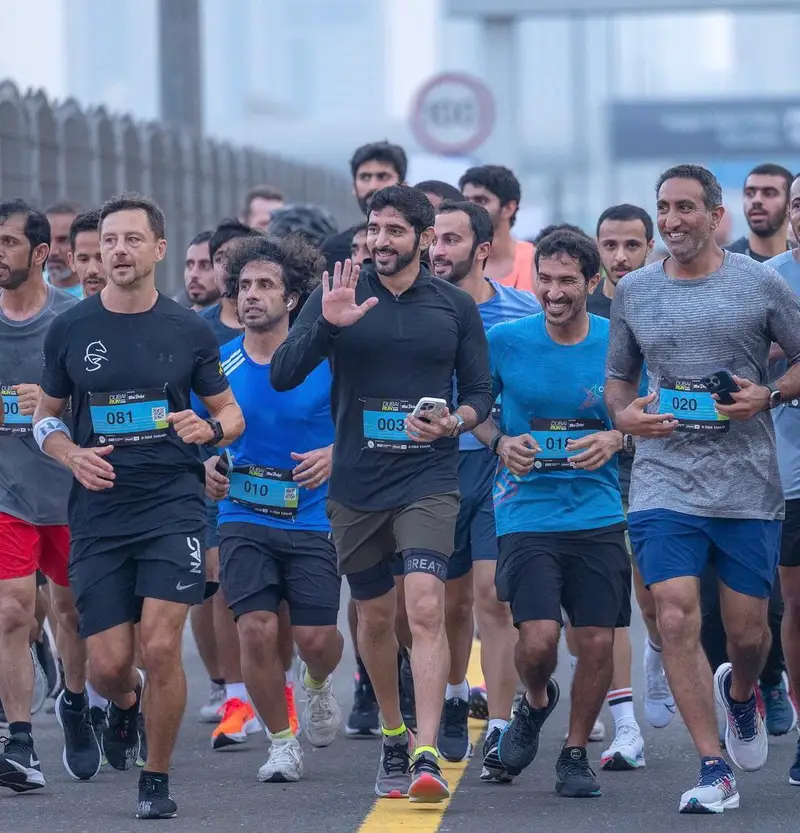 شخص يمارس تمدداً لطيفاً في غرفة دافئة الإضاءة